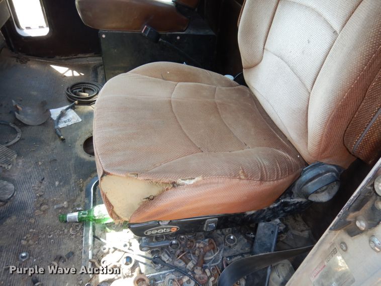 image for item IW9800 1995 Kenworth T800  truck cab and chassis