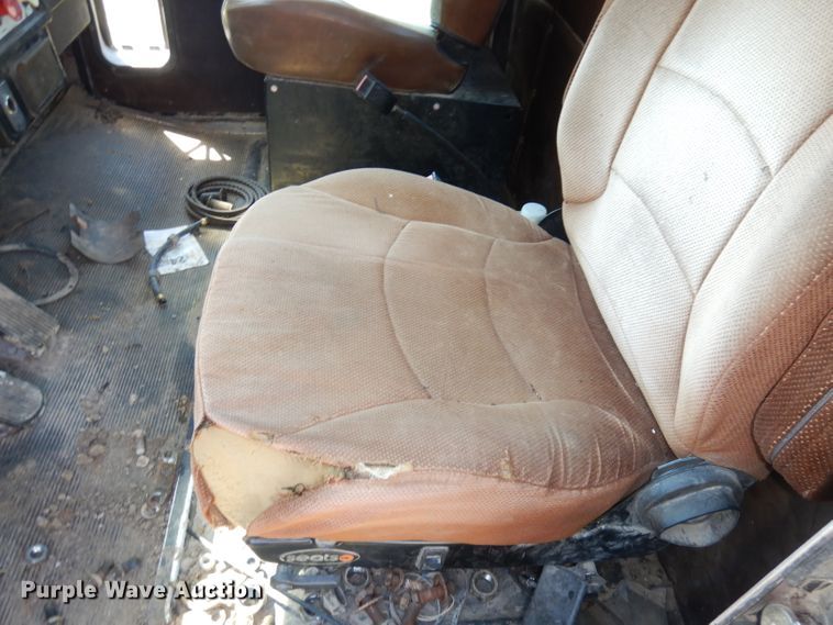 image for item IW9800 1995 Kenworth T800  truck cab and chassis