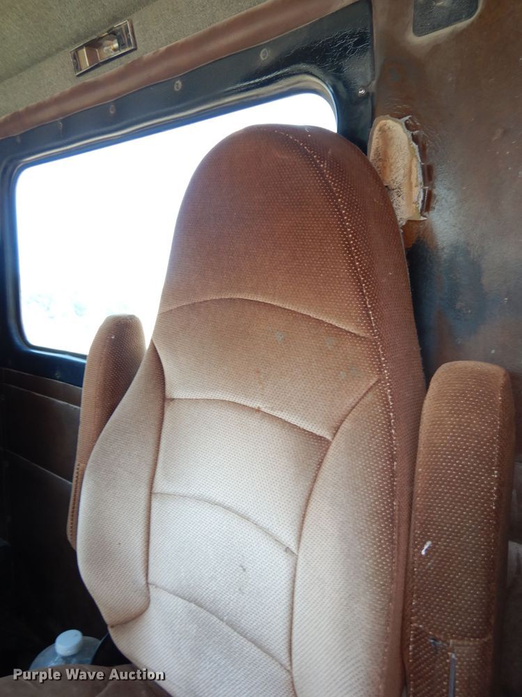 image for item IW9800 1995 Kenworth T800  truck cab and chassis