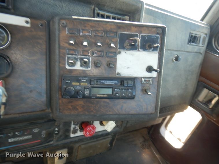 image for item IW9800 1995 Kenworth T800  truck cab and chassis