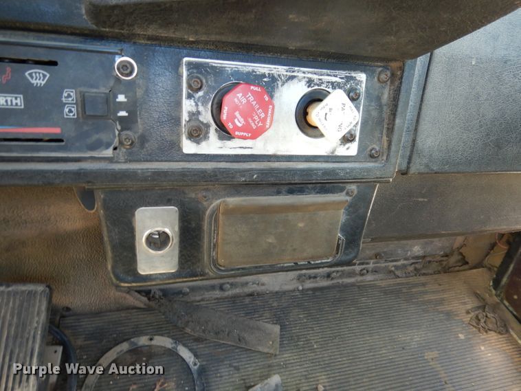 image for item IW9800 1995 Kenworth T800  truck cab and chassis