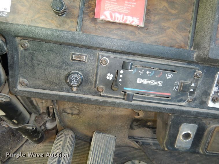 image for item IW9800 1995 Kenworth T800  truck cab and chassis