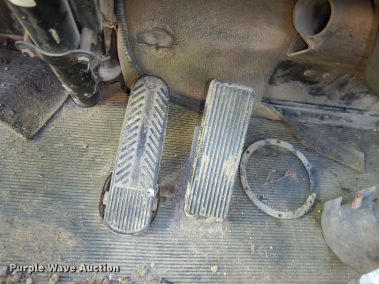 image for item IW9800 1995 Kenworth T800  truck cab and chassis