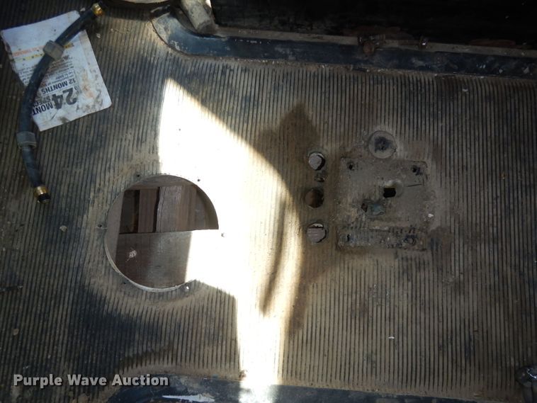 image for item IW9800 1995 Kenworth T800  truck cab and chassis