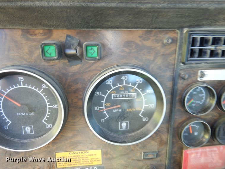 image for item IW9800 1995 Kenworth T800  truck cab and chassis