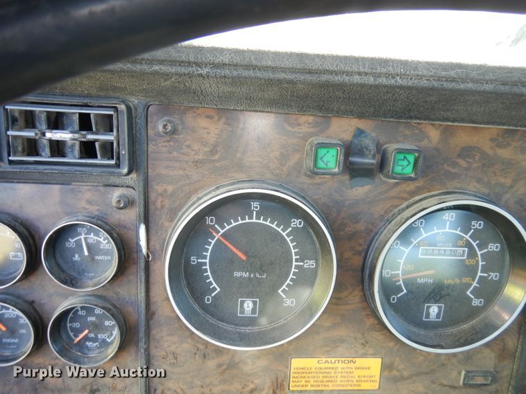 image for item IW9800 1995 Kenworth T800  truck cab and chassis