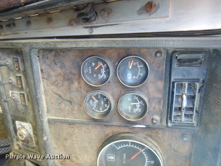 image for item IW9800 1995 Kenworth T800  truck cab and chassis