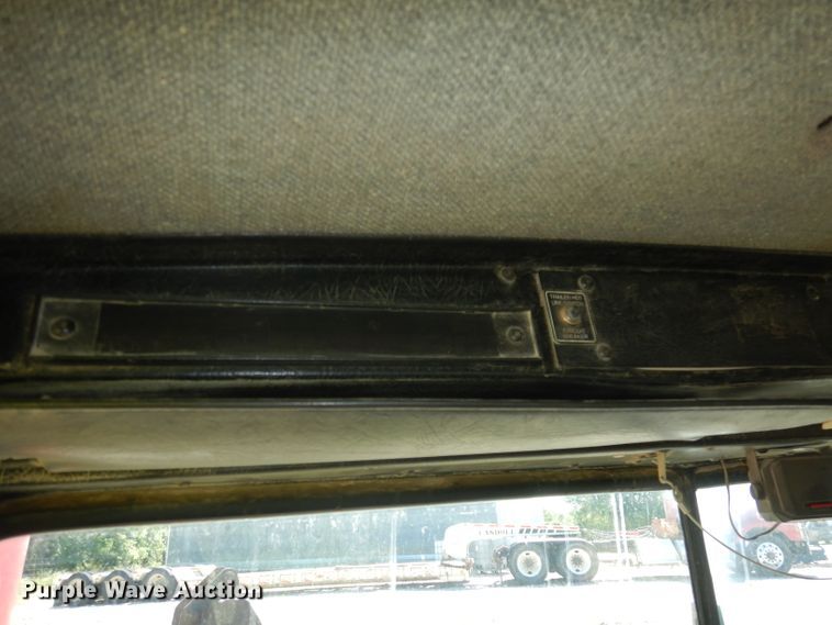 image for item IW9800 1995 Kenworth T800  truck cab and chassis