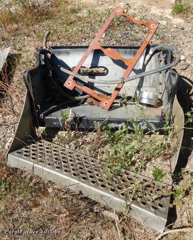 image for item IW9800 1995 Kenworth T800  truck cab and chassis