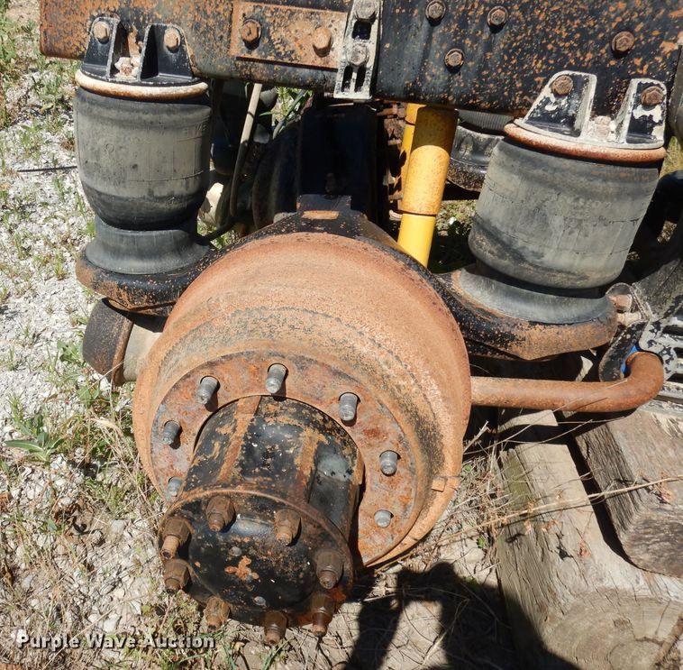 image for item IW9800 1995 Kenworth T800  truck cab and chassis