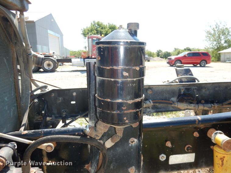 image for item IW9800 1995 Kenworth T800  truck cab and chassis