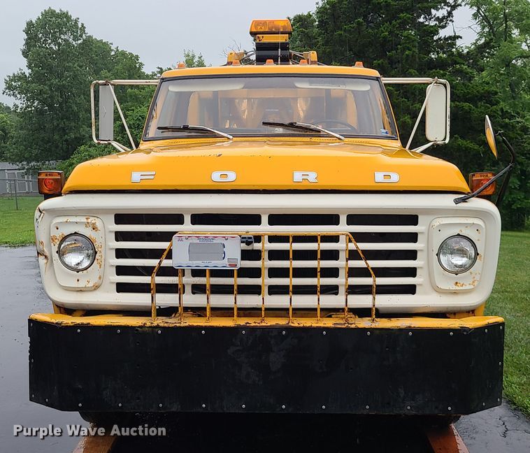 image for item L1347 1977 Ford F600  tow truck