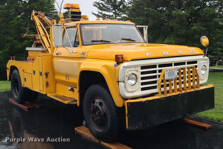 image for item L1347 1977 Ford F600  tow truck