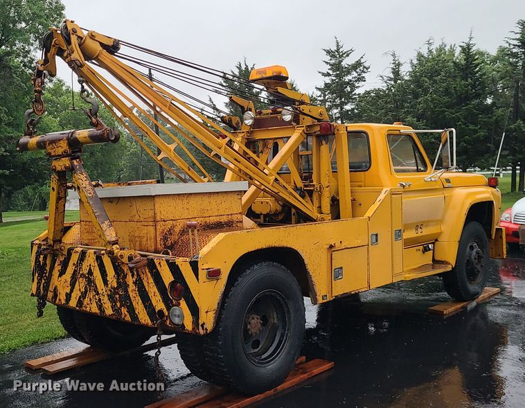 image for item L1347 1977 Ford F600  tow truck