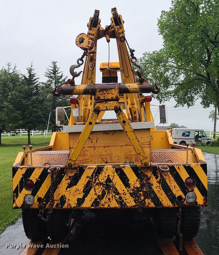 image for item L1347 1977 Ford F600  tow truck