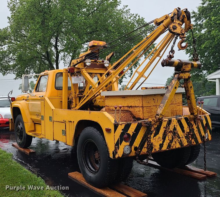 image for item L1347 1977 Ford F600  tow truck