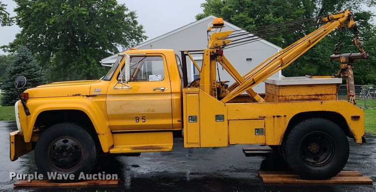 image for item L1347 1977 Ford F600  tow truck