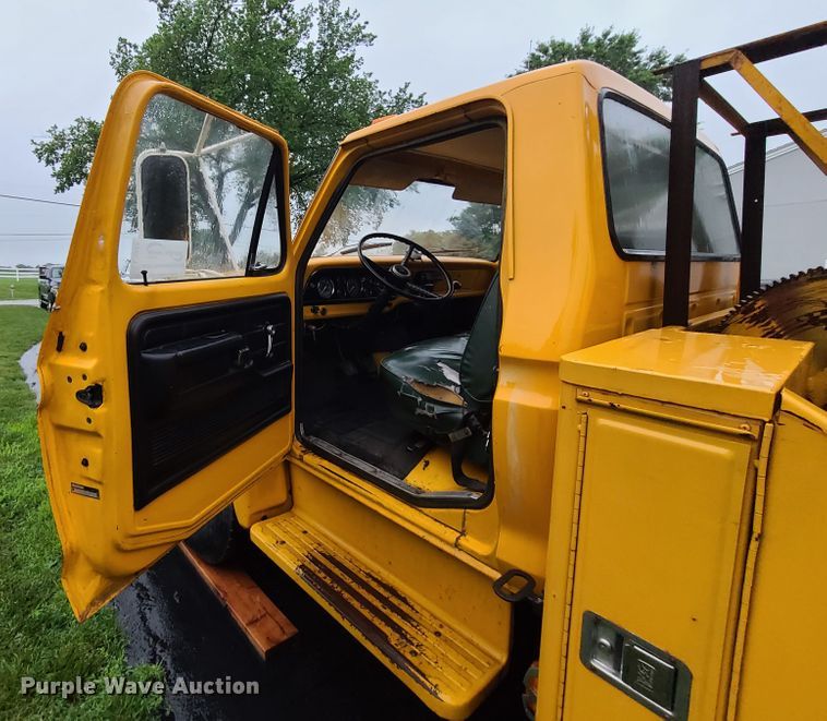 image for item L1347 1977 Ford F600  tow truck