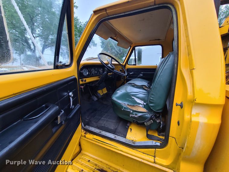 image for item L1347 1977 Ford F600  tow truck