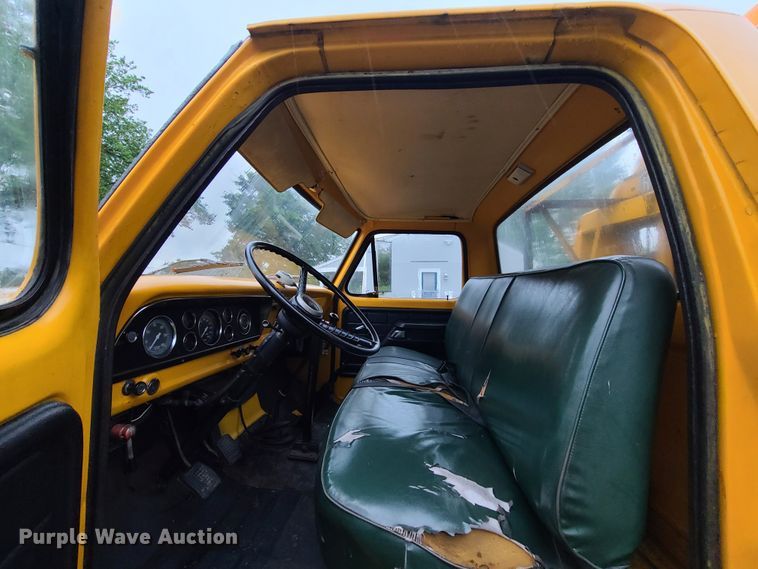 image for item L1347 1977 Ford F600  tow truck