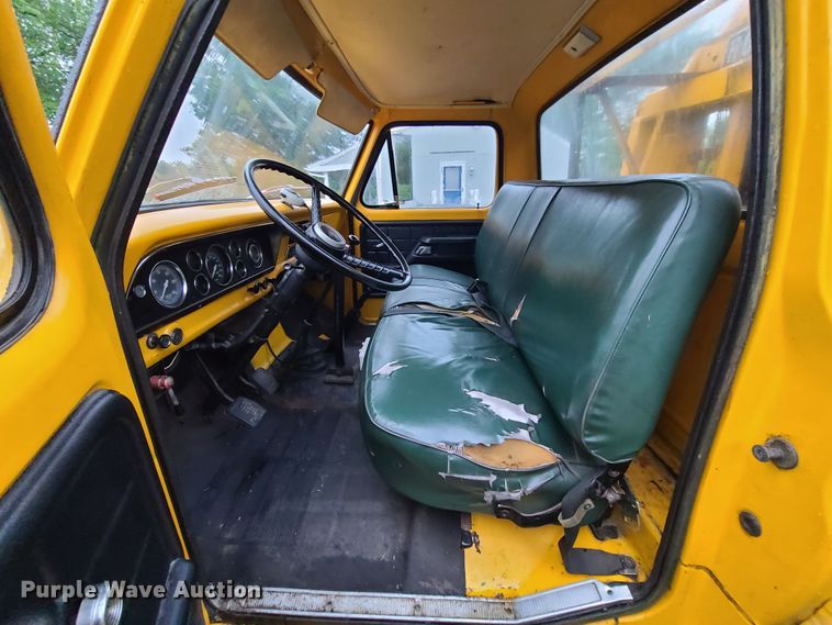 image for item L1347 1977 Ford F600  tow truck