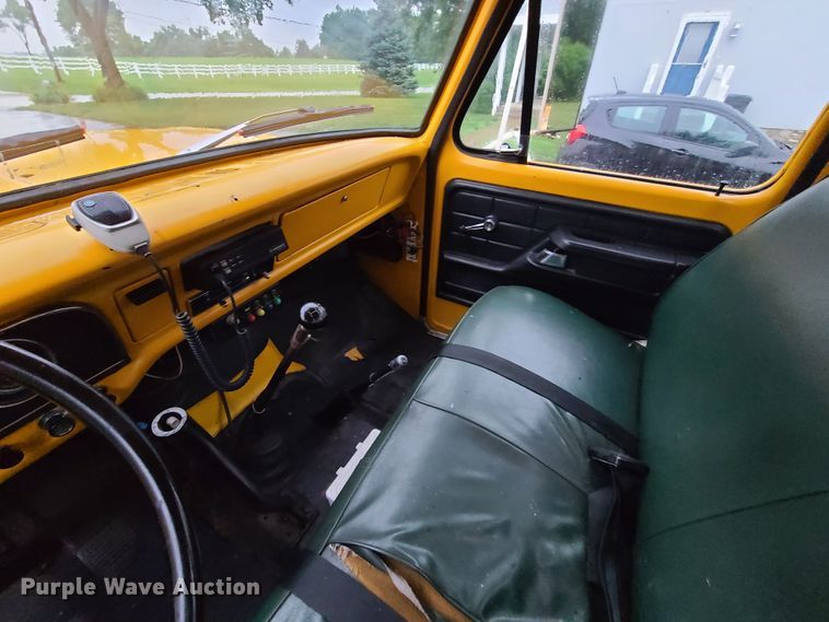 image for item L1347 1977 Ford F600  tow truck