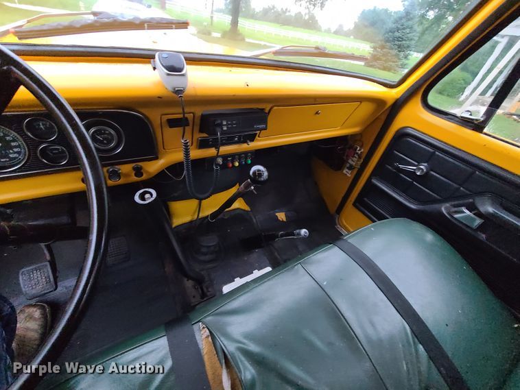 image for item L1347 1977 Ford F600  tow truck