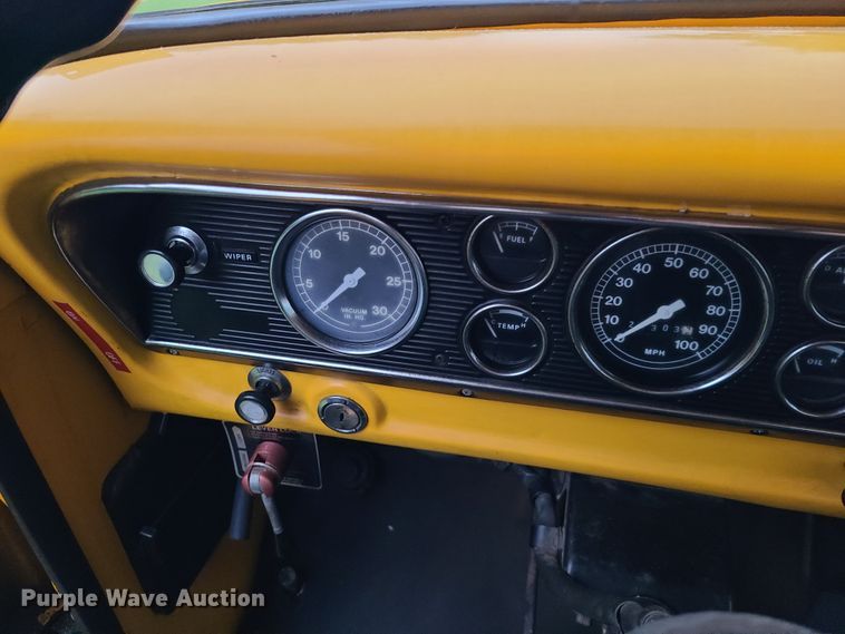 image for item L1347 1977 Ford F600  tow truck