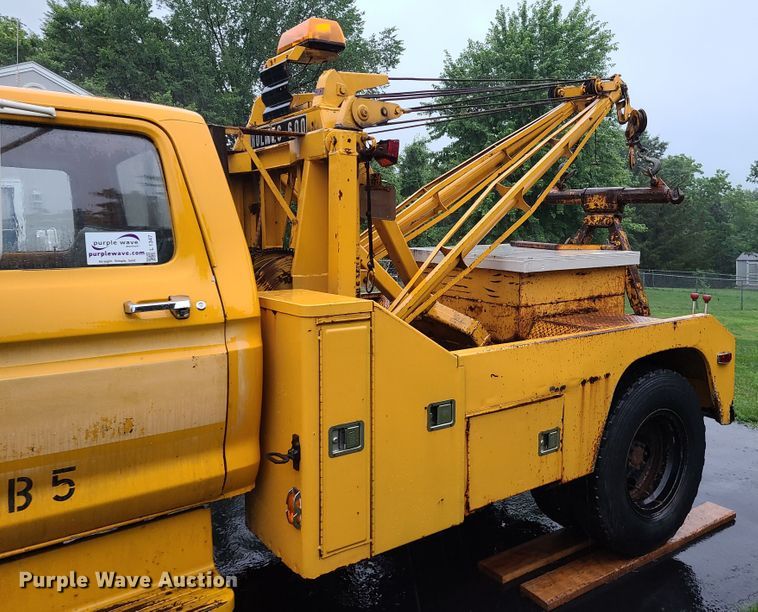 image for item L1347 1977 Ford F600  tow truck