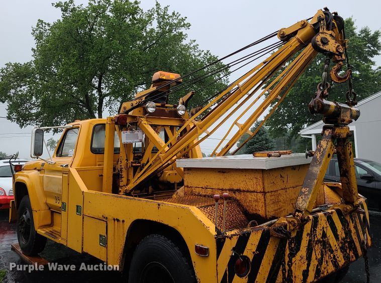image for item L1347 1977 Ford F600  tow truck