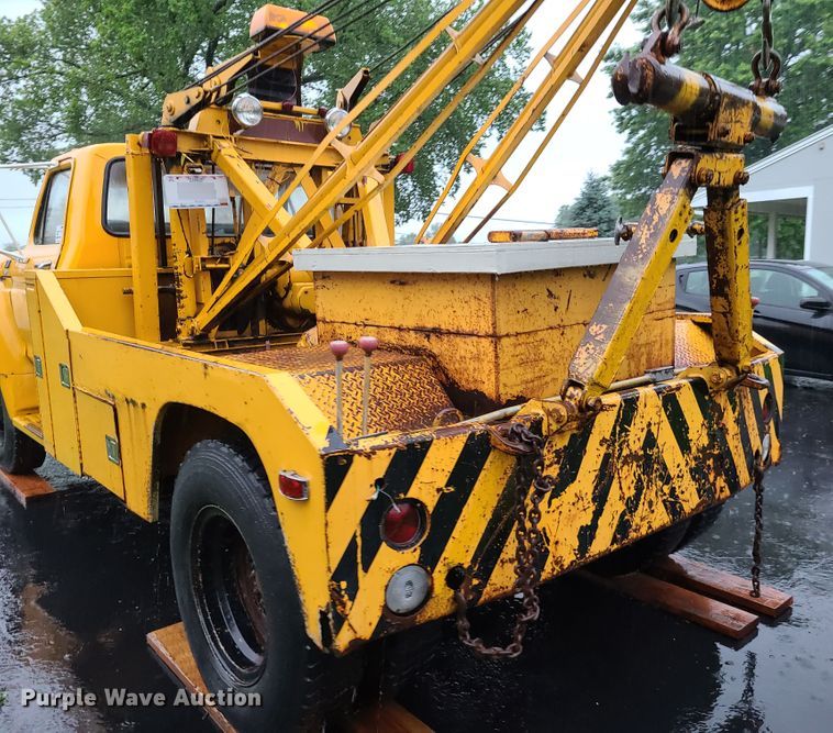 image for item L1347 1977 Ford F600  tow truck