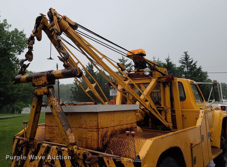 image for item L1347 1977 Ford F600  tow truck