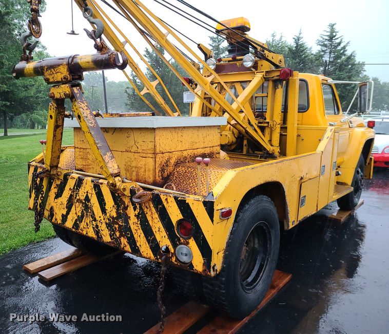 image for item L1347 1977 Ford F600  tow truck