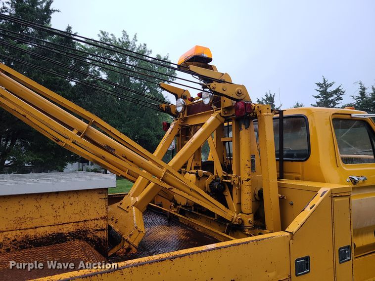 image for item L1347 1977 Ford F600  tow truck