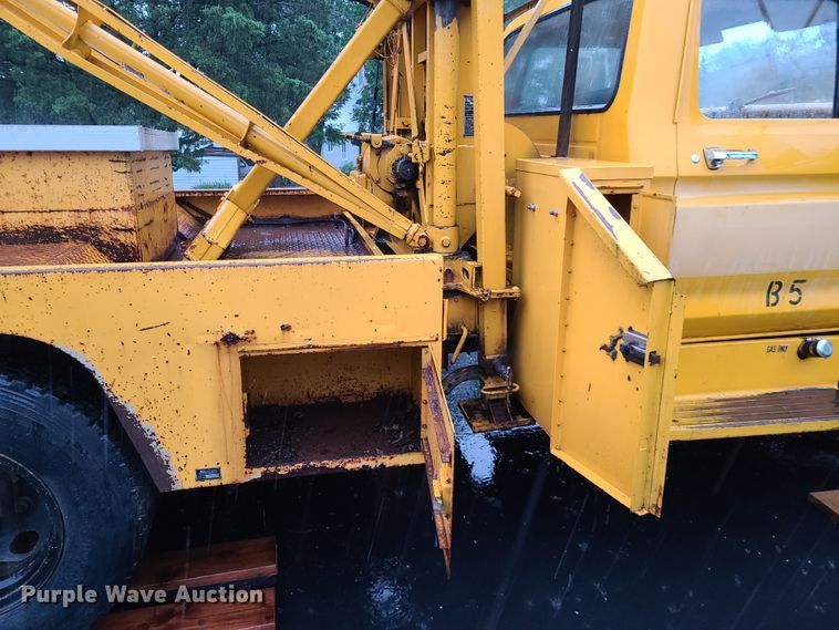 image for item L1347 1977 Ford F600  tow truck