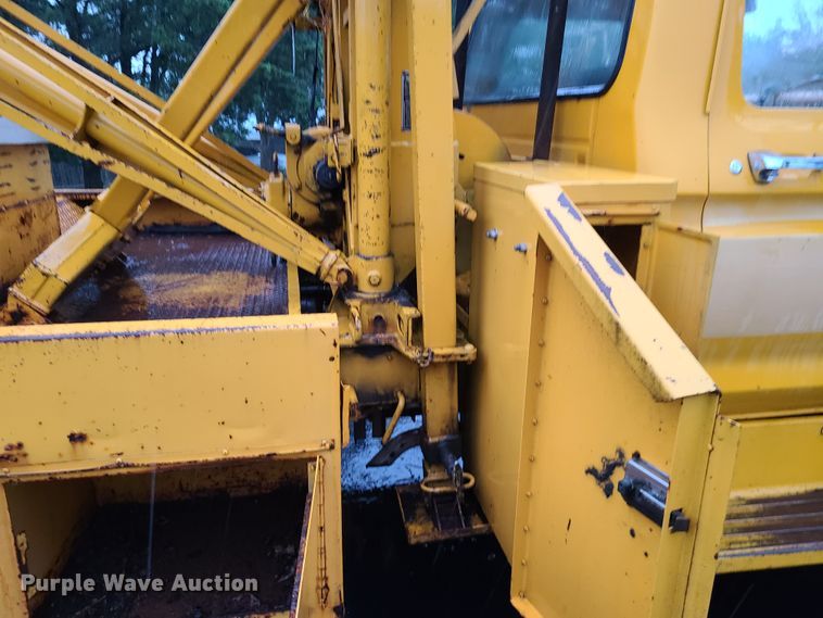 image for item L1347 1977 Ford F600  tow truck