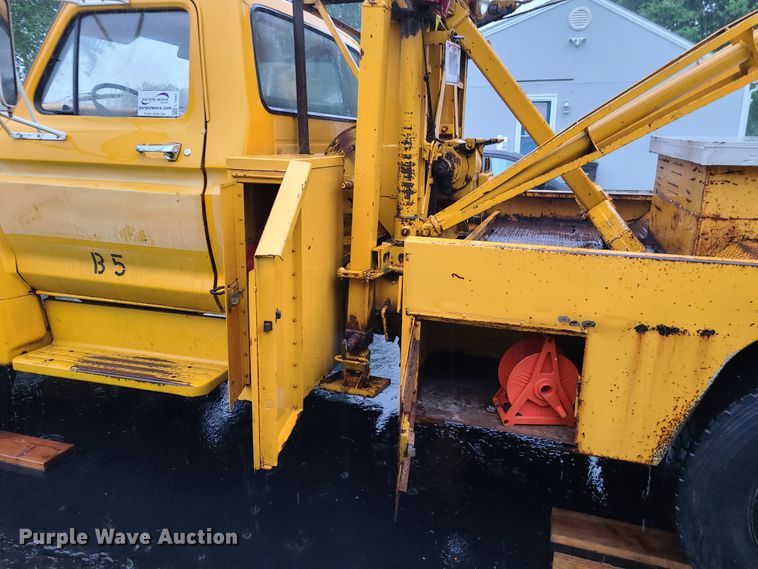 image for item L1347 1977 Ford F600  tow truck