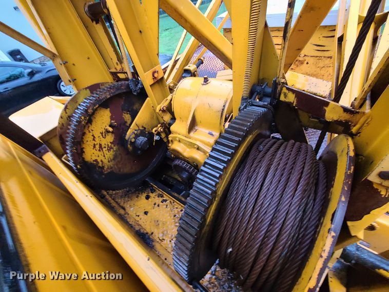 image for item L1347 1977 Ford F600  tow truck