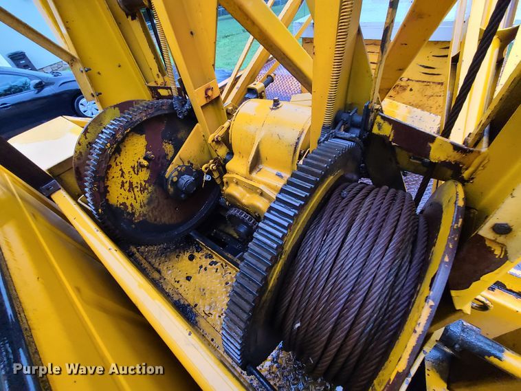 image for item L1347 1977 Ford F600  tow truck