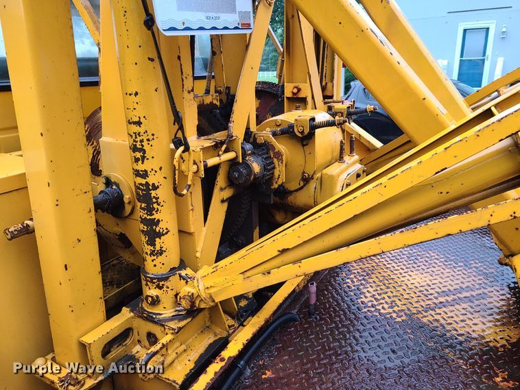 image for item L1347 1977 Ford F600  tow truck