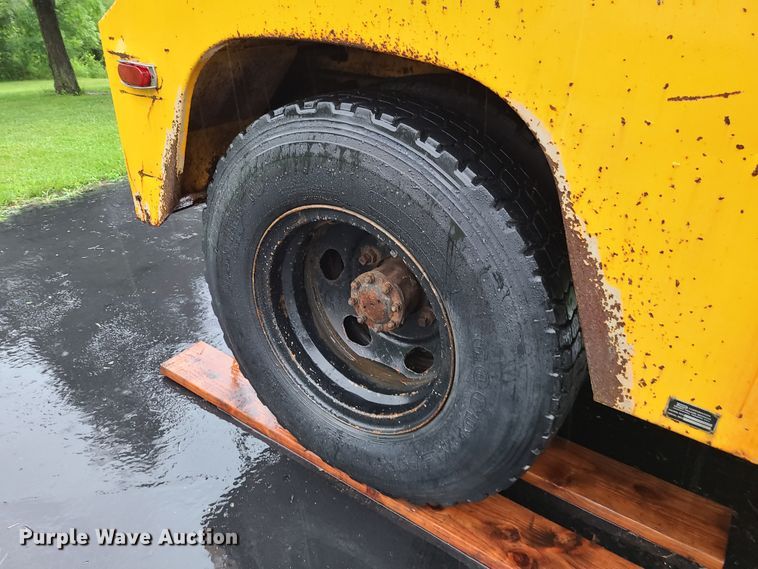 image for item L1347 1977 Ford F600  tow truck