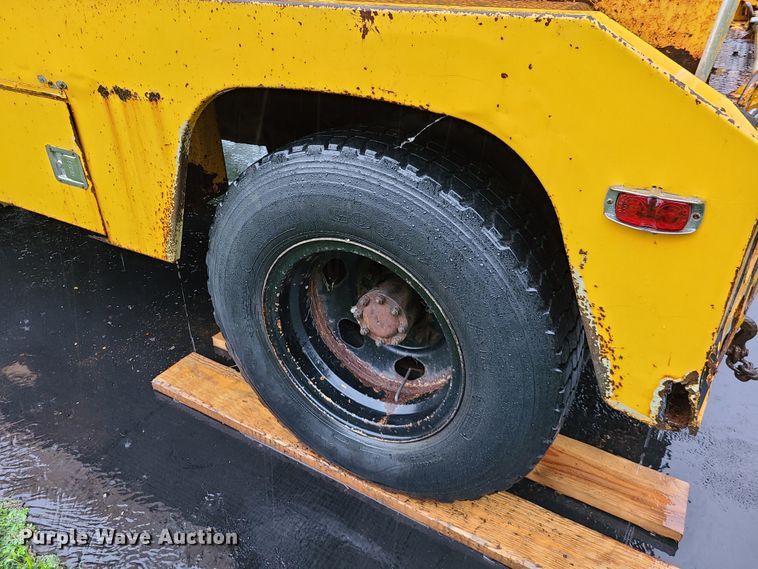 image for item L1347 1977 Ford F600  tow truck