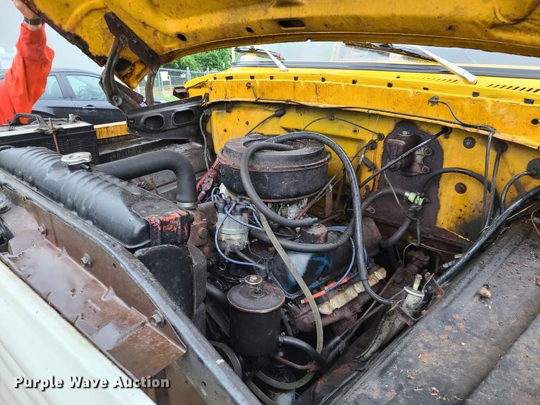 image for item L1347 1977 Ford F600  tow truck