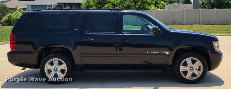 image for item L1385 2007 Chevrolet Suburban  SUV