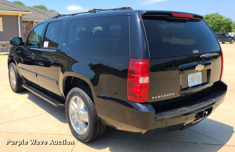 image for item L1385 2007 Chevrolet Suburban  SUV