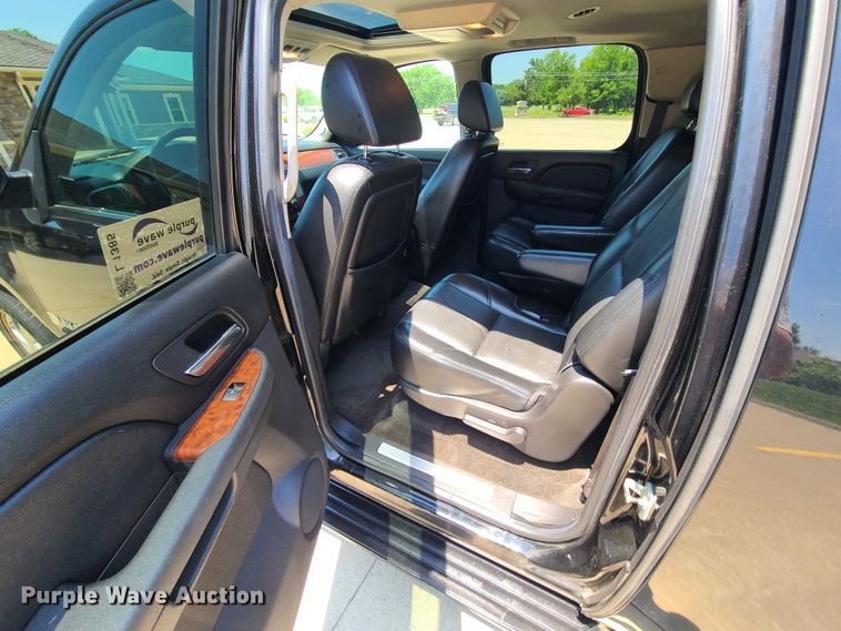 image for item L1385 2007 Chevrolet Suburban  SUV