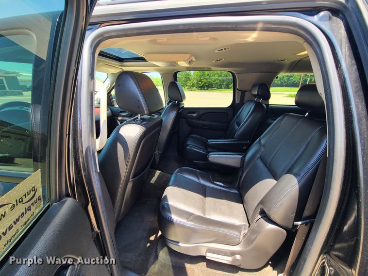 image for item L1385 2007 Chevrolet Suburban  SUV
