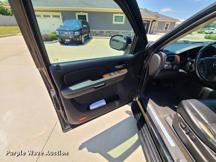 image for item L1385 2007 Chevrolet Suburban  SUV
