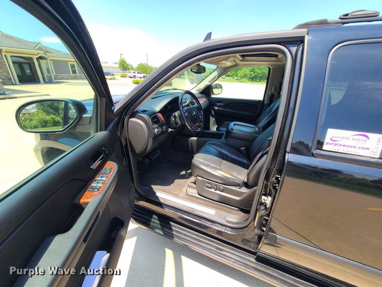 image for item L1385 2007 Chevrolet Suburban  SUV