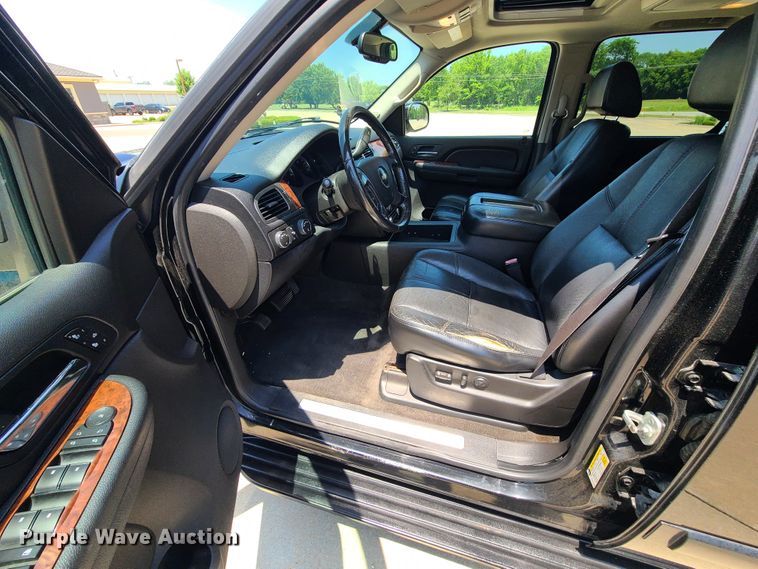 image for item L1385 2007 Chevrolet Suburban  SUV